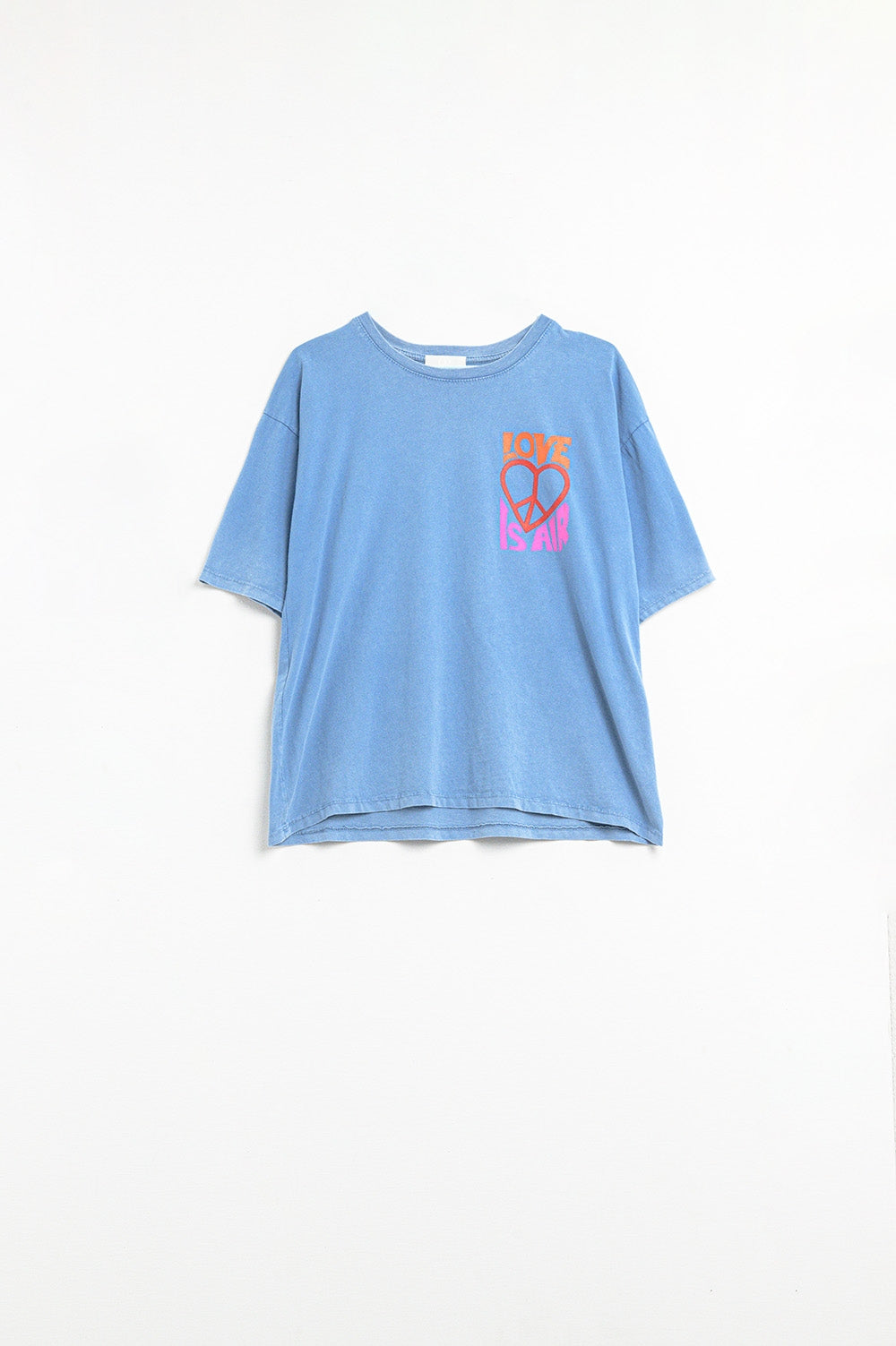 T-shirt azul fabricada em Itália com o logótipo Love is Air e Heart with Peace