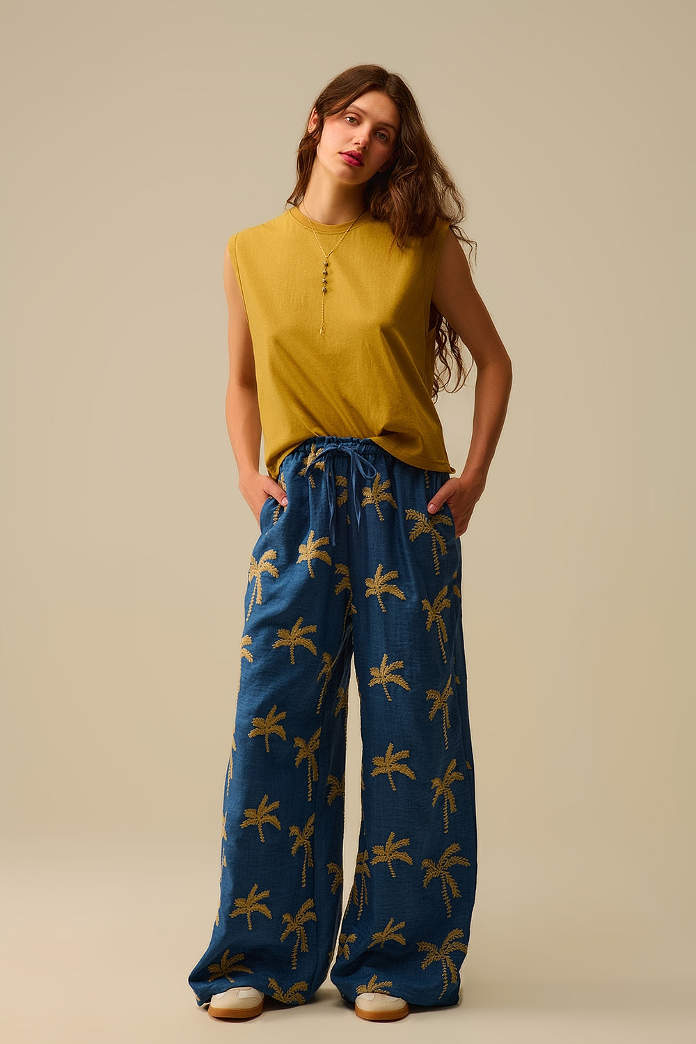 Blauwe wijde broek met beige palmboomborduursel