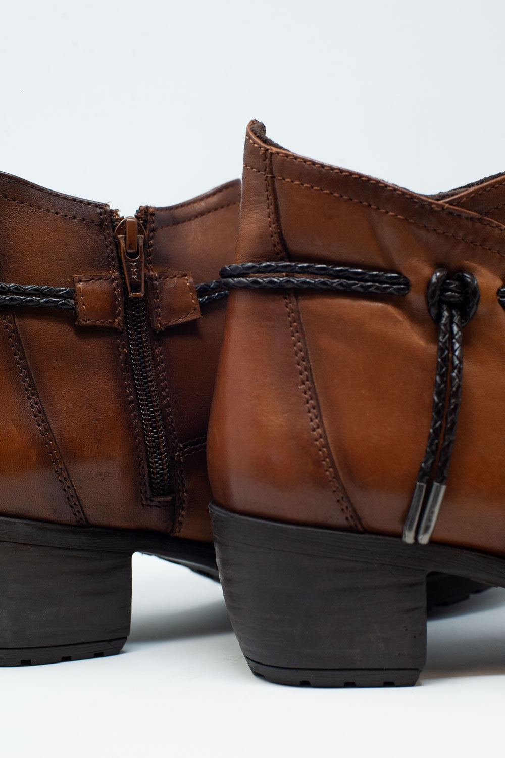 Bruine enkellaarsjes met blokhak en ronde neus