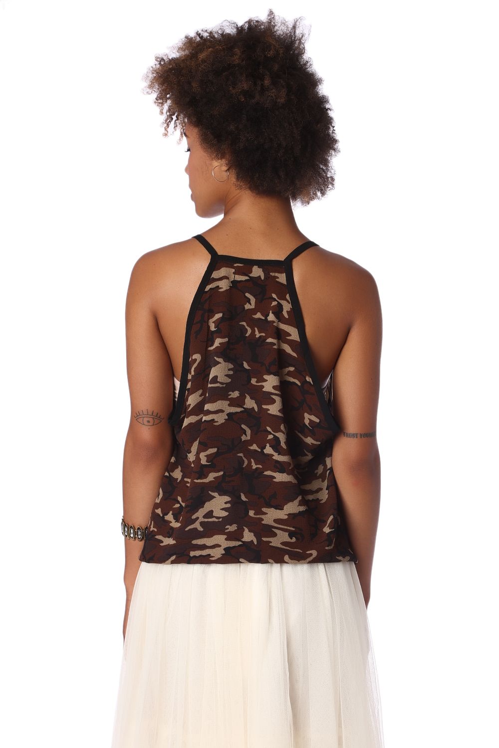 Blusa castanha com estampado camuflado e bainha caída