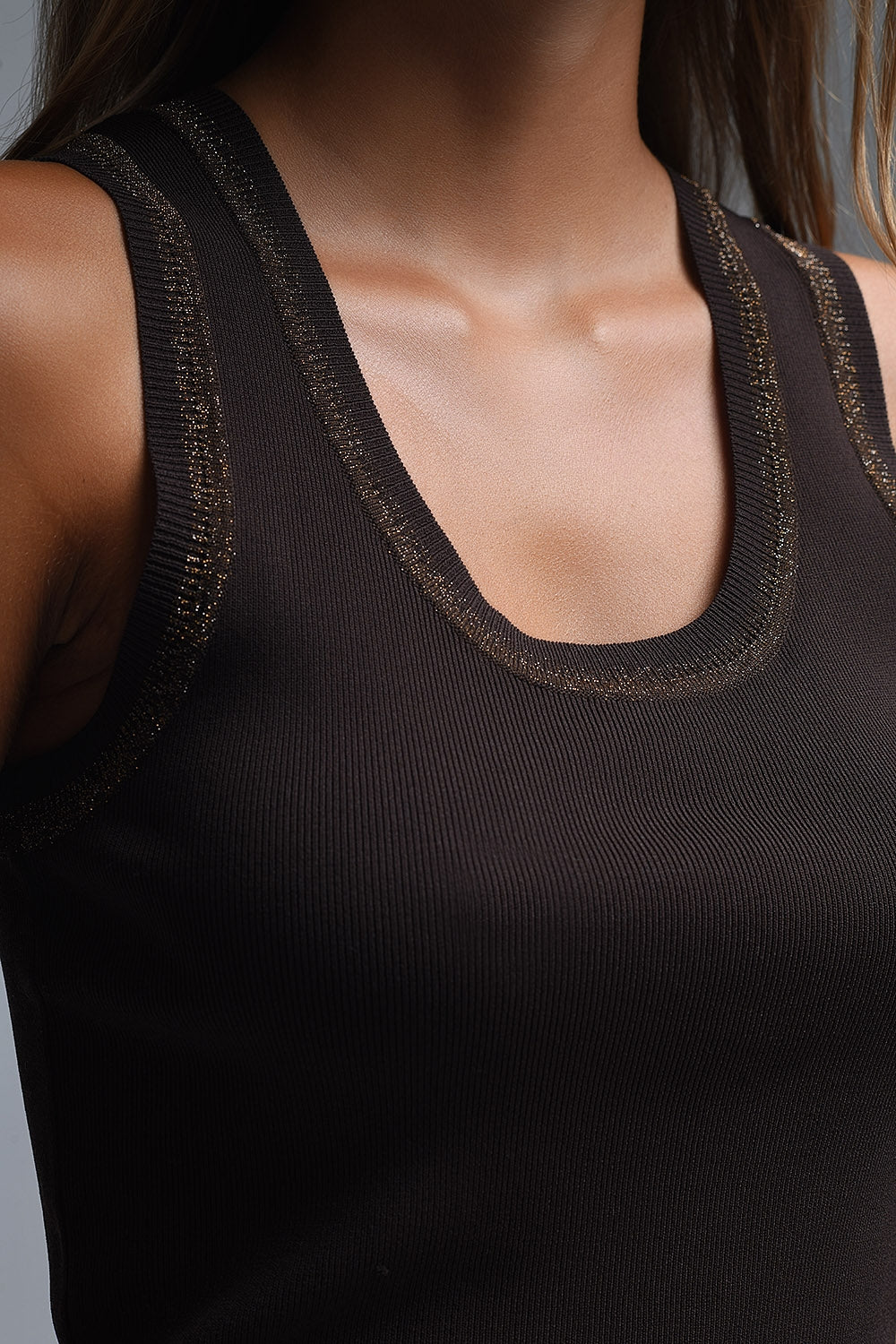 Bruine mouwloze gebreide top met metallic rand