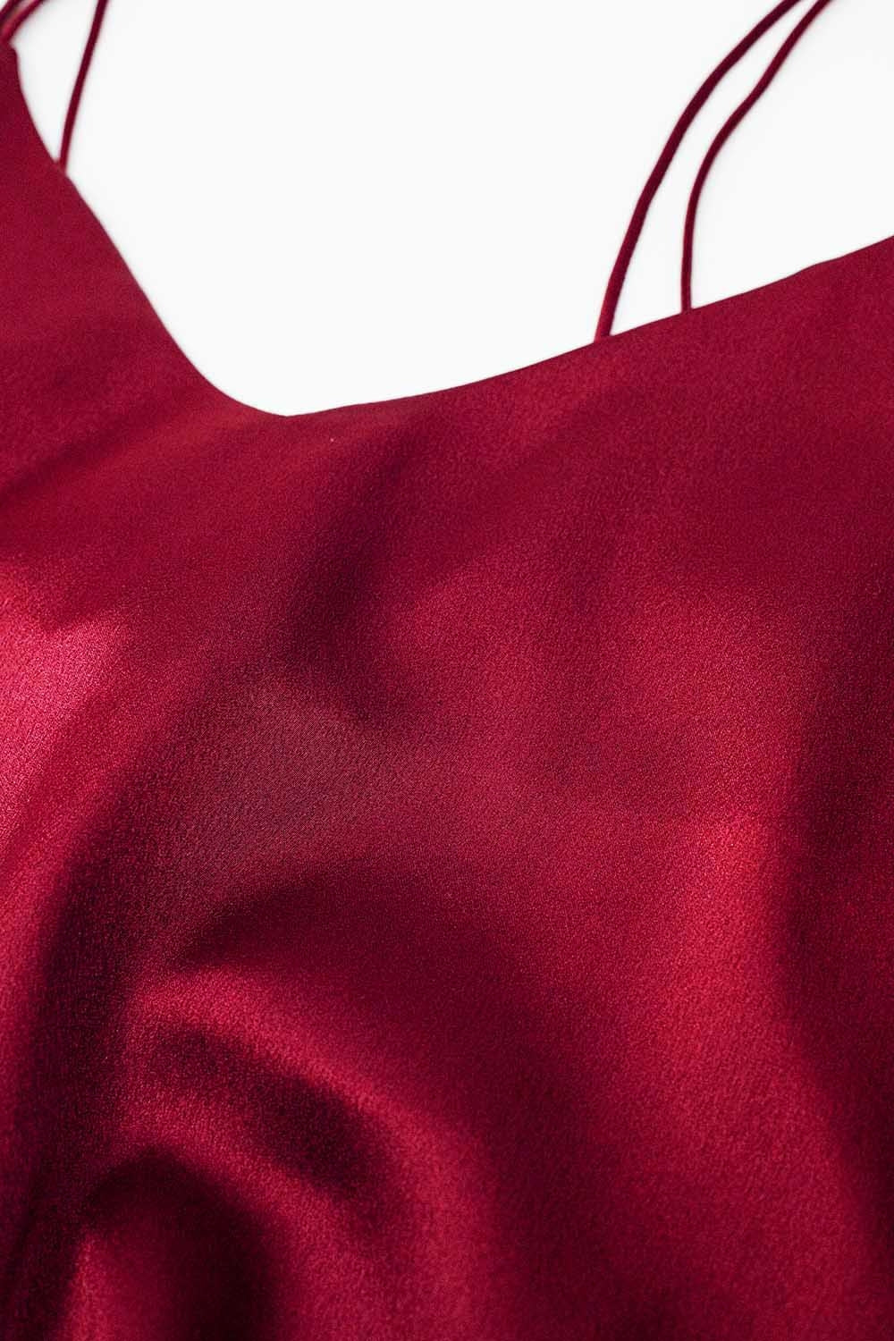 top de alças finas em cetim bordeaux