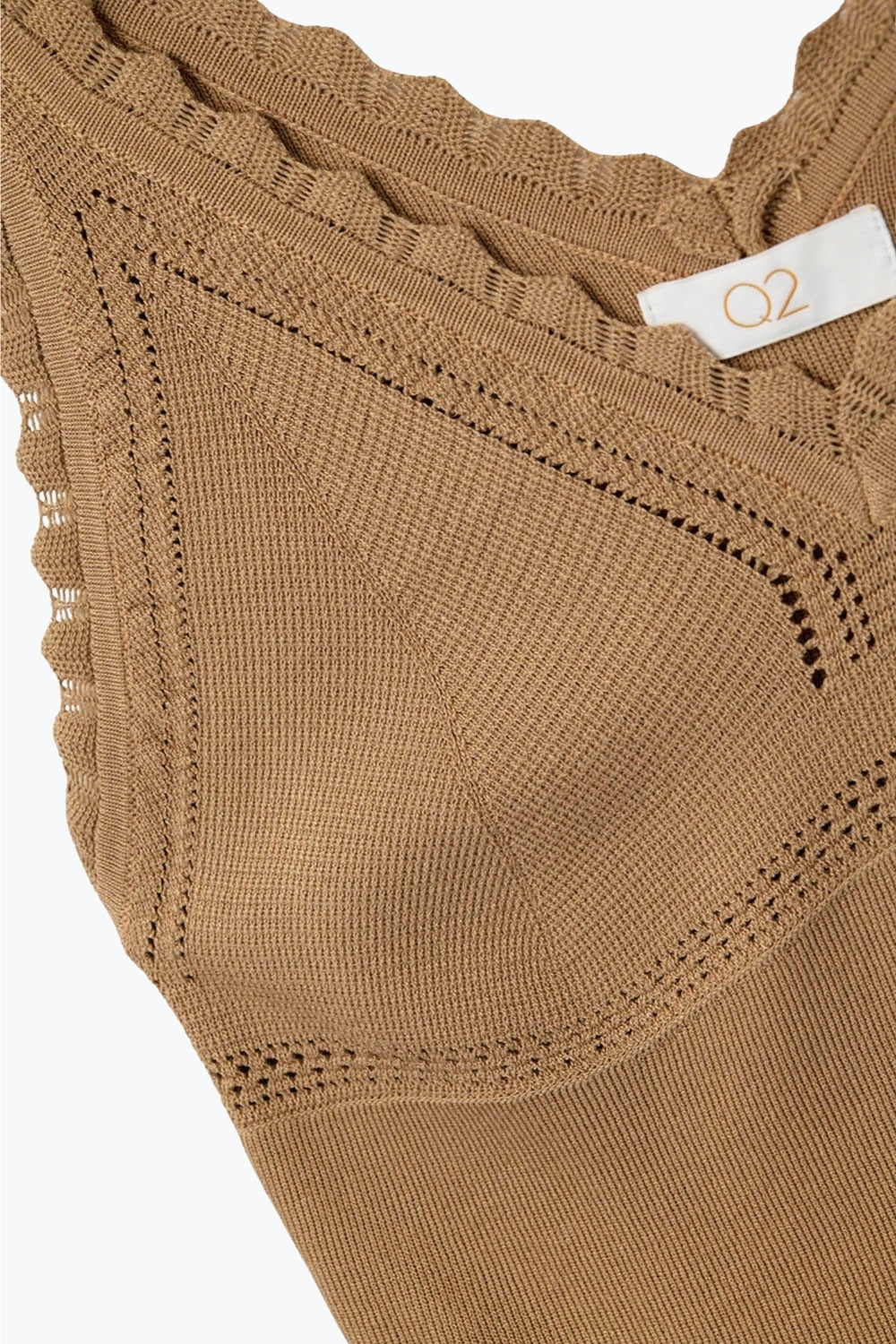 Camelkleurige geribbelde gebreide top met geschulpte V-hals