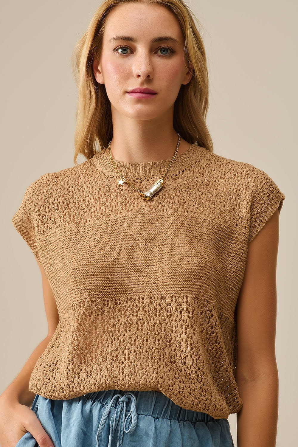 Camelkleurige trui met zachte open brei en afhangende mouwen