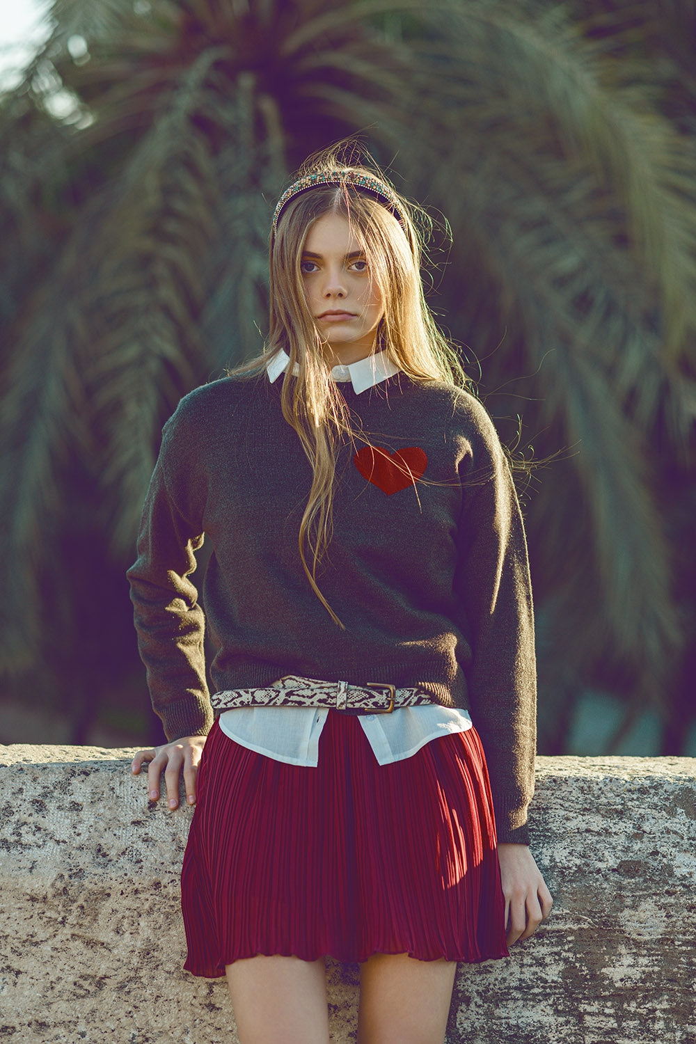 koolstofgrijze trui met rood hartdetail