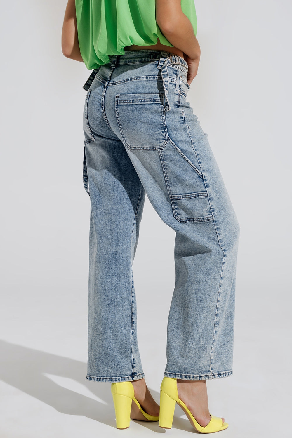 Cargo-stijl gebleekte jeans met riemachtige banddetails in de taille