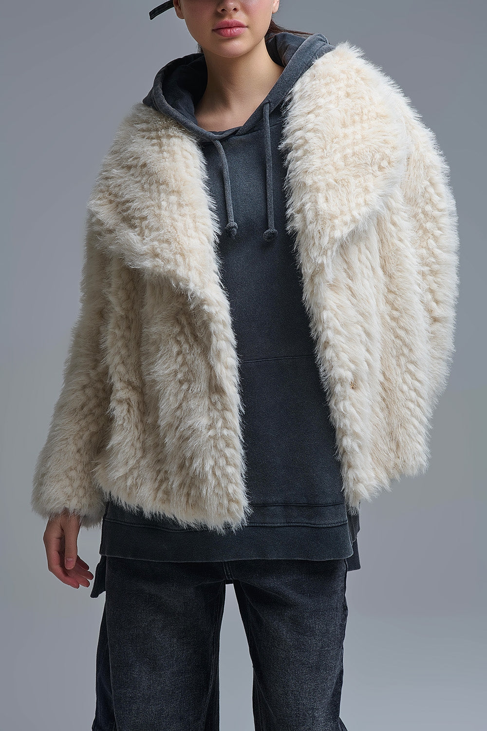 Q2 Chic beige Faux Fur Jacket with a wide neck