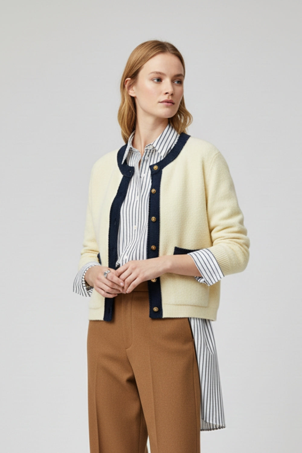 Chique crèmekleurige cardigan met marineblauwe denimdetails