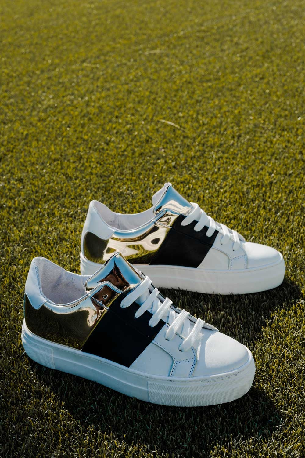 Dikke sneakers in zwart en goud