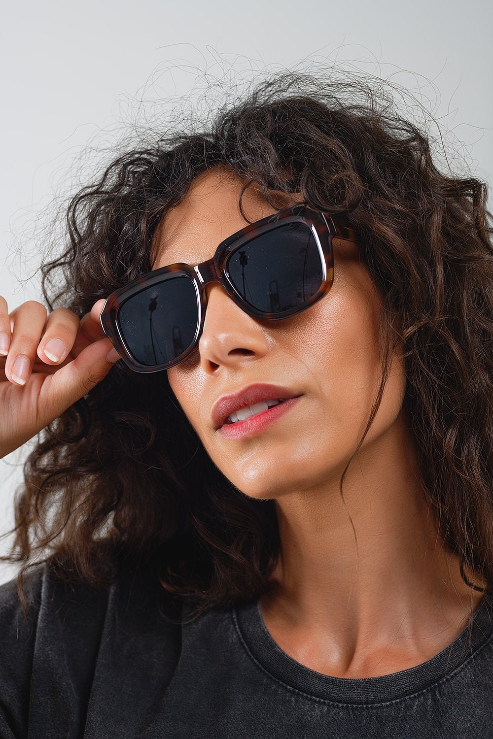 Dikke vierkante zonnebril met donkerbruin schildpadmontuur