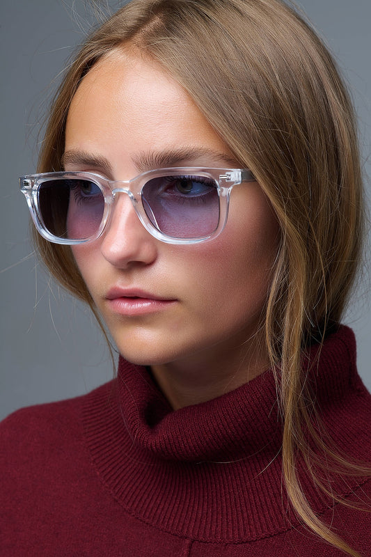 Heldere vierkante zonnebril met blauwe gradiëntlenzen en metalen zijdetail