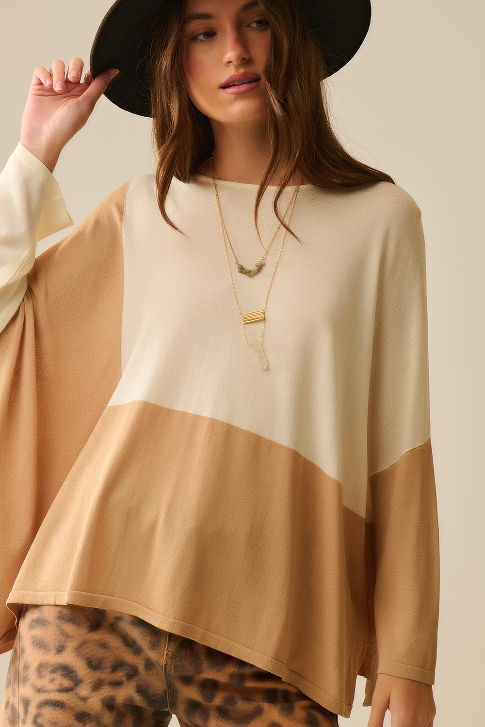 Color Block Bat Wing Trui in wit en camel