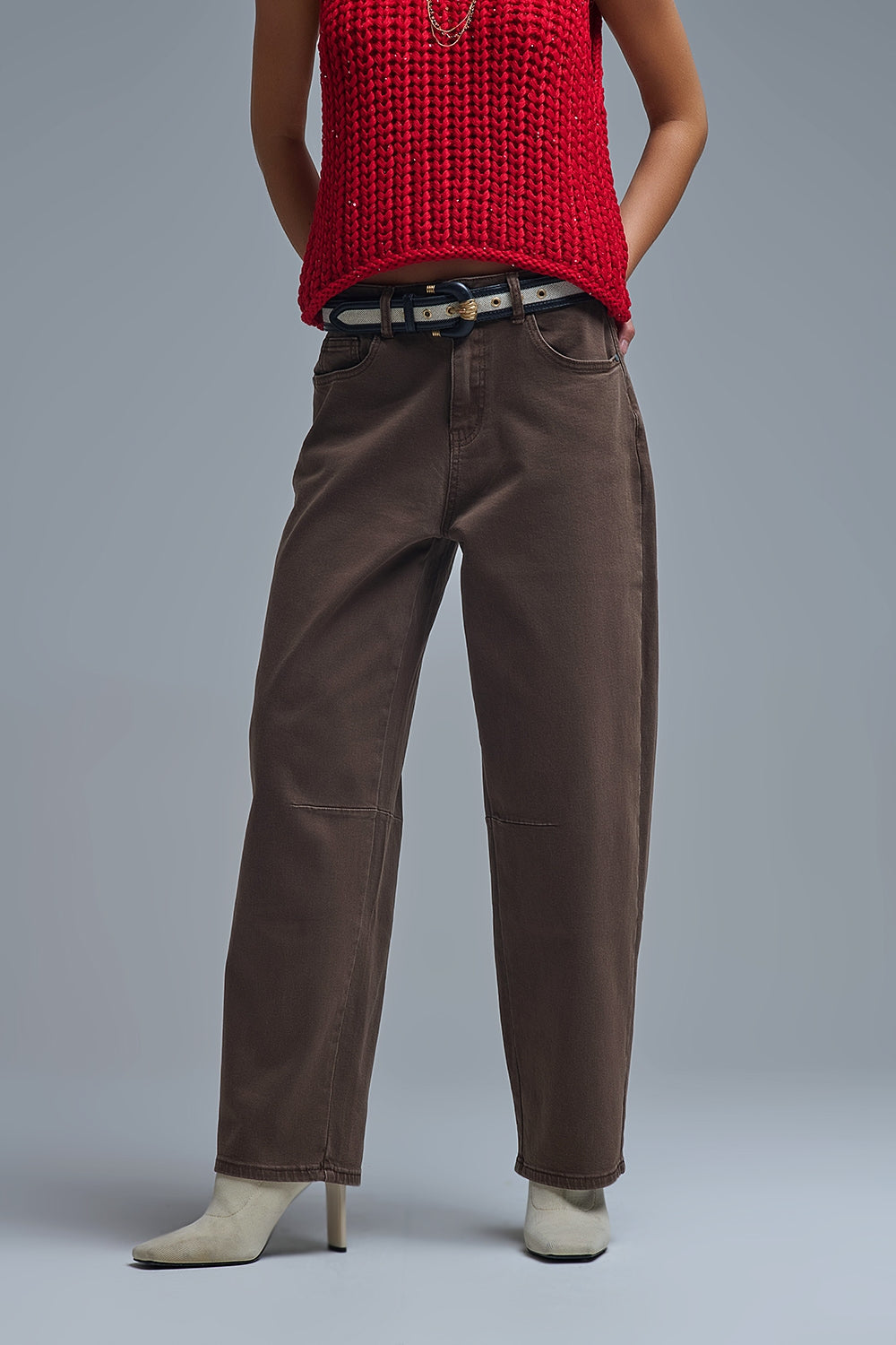 Comfortable stretch jeans with barrel leg in brown