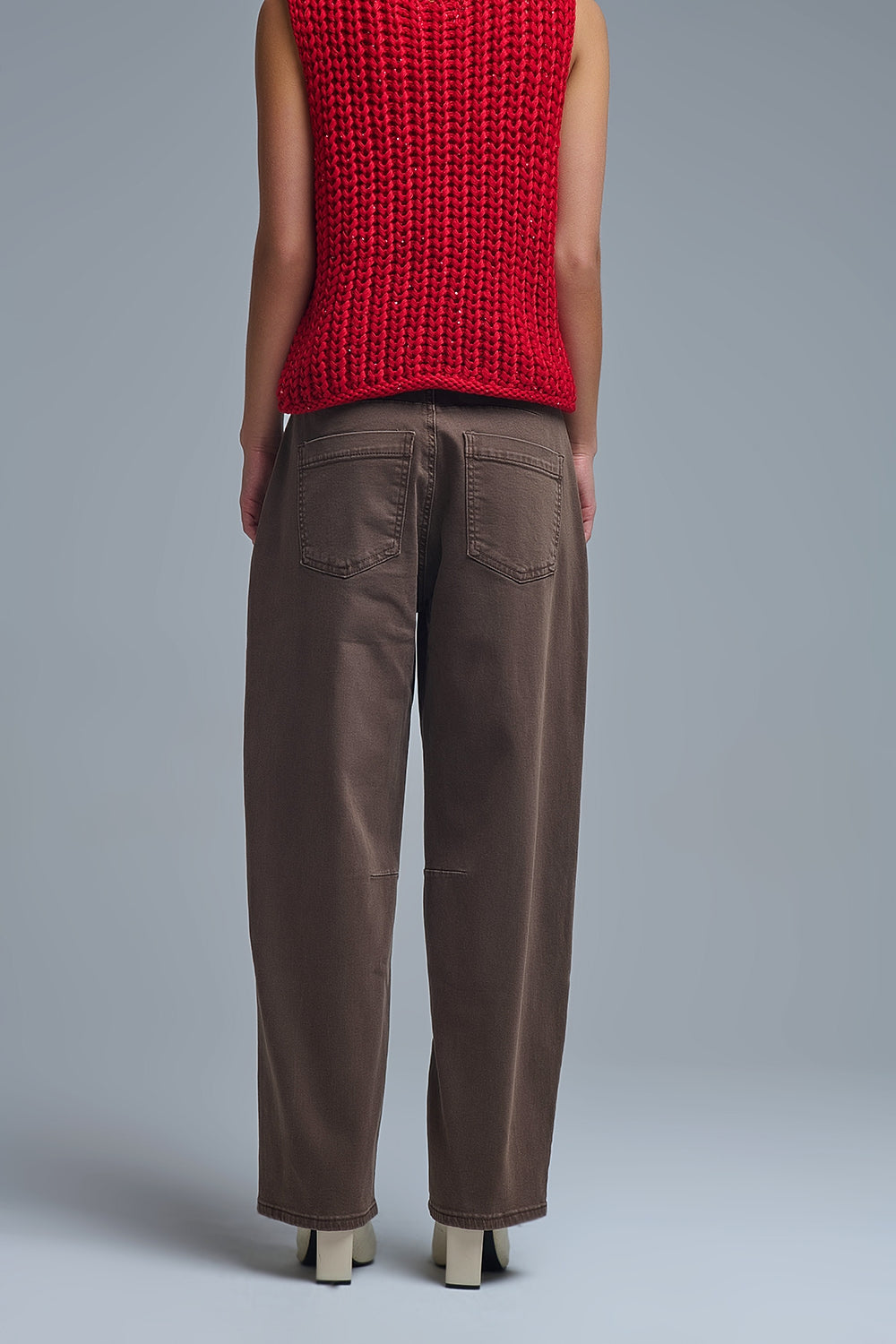 Comfortable stretch jeans with barrel leg in brown