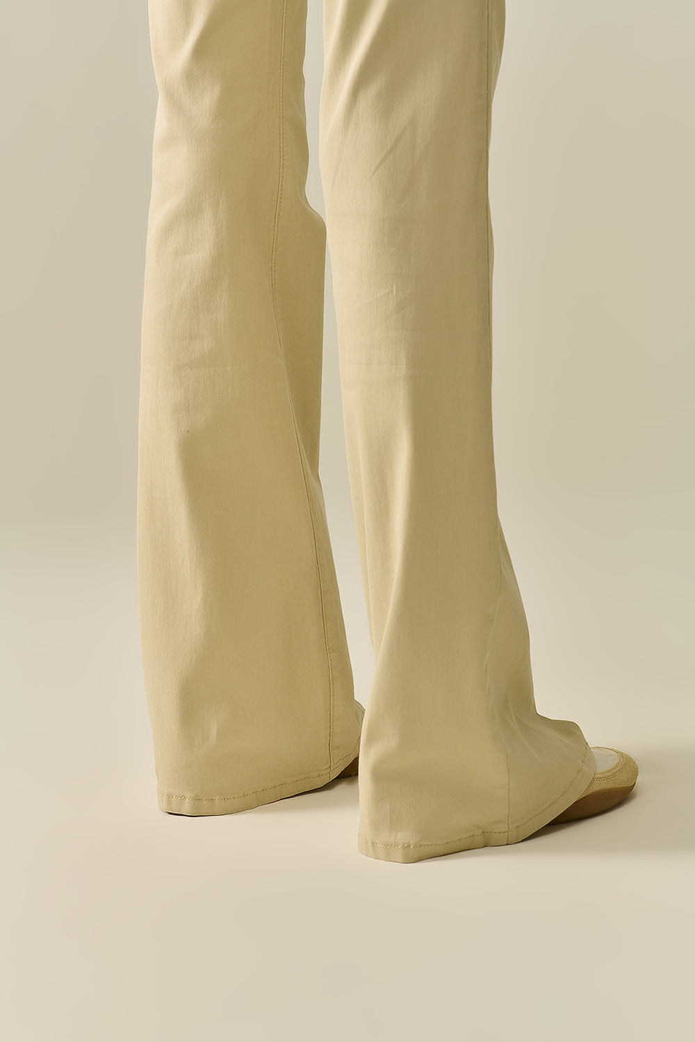 Comfortabele stretch beige uitlopende broek