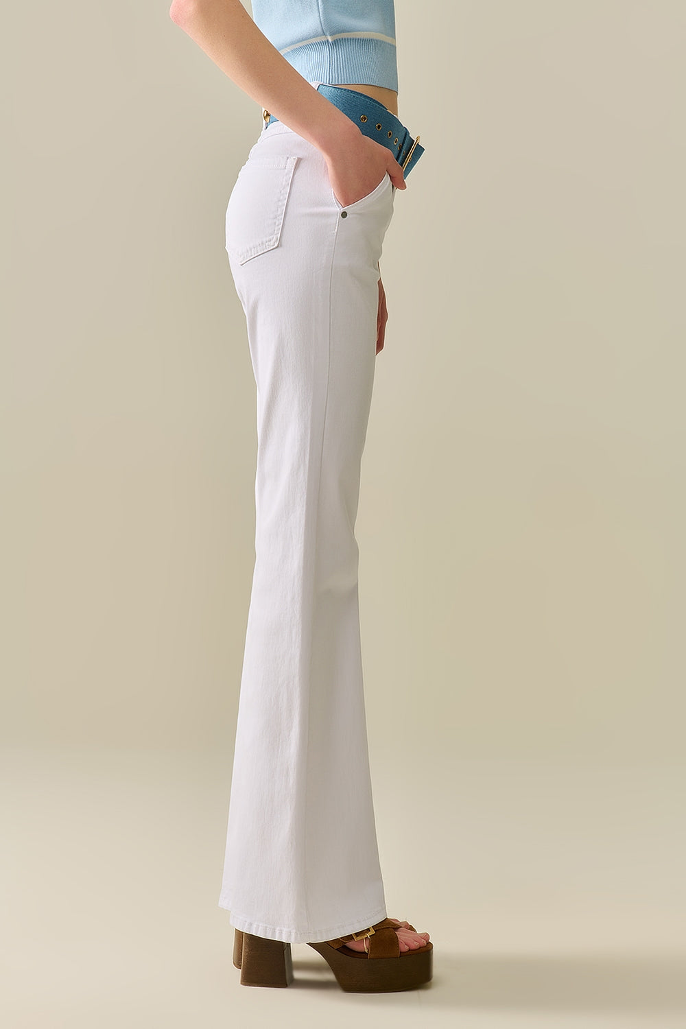 Comfortabele, elastische, witte, uitlopende broek