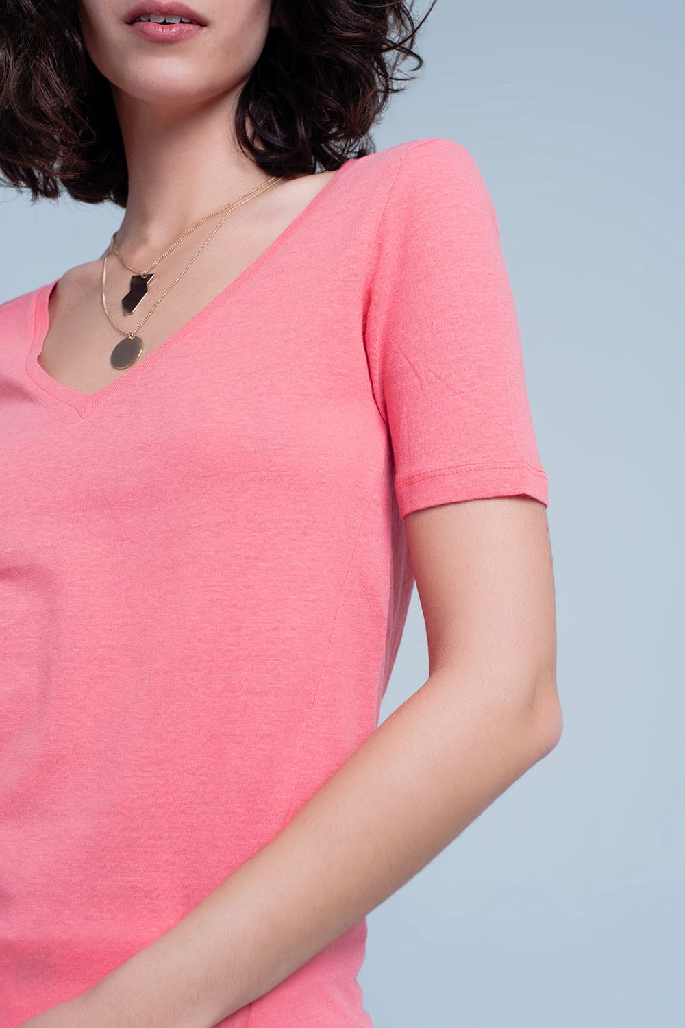 T-shirt coral com decote em V