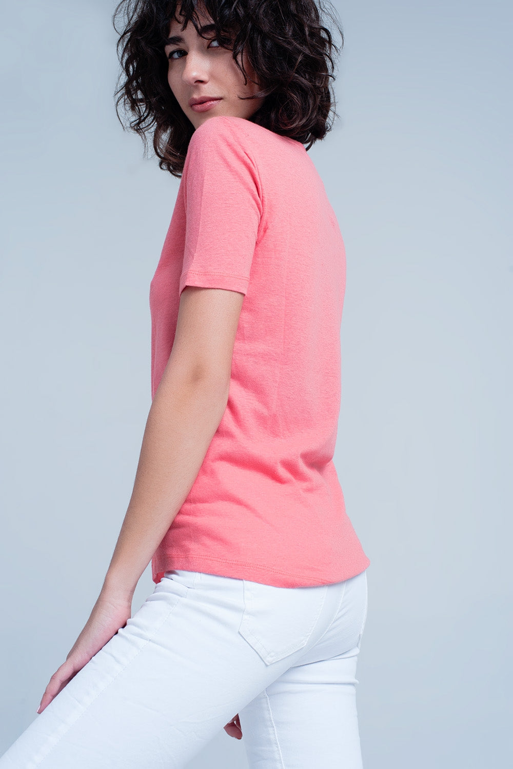 T-shirt coral com decote em V