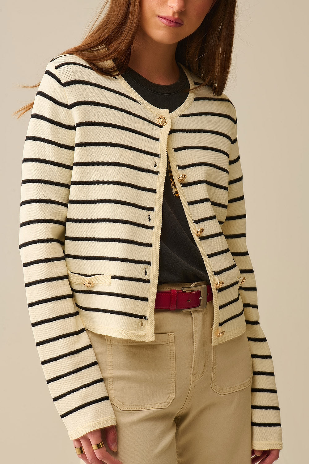 Crèmekleurige cardigan met zwarte strepen en gouden knopen