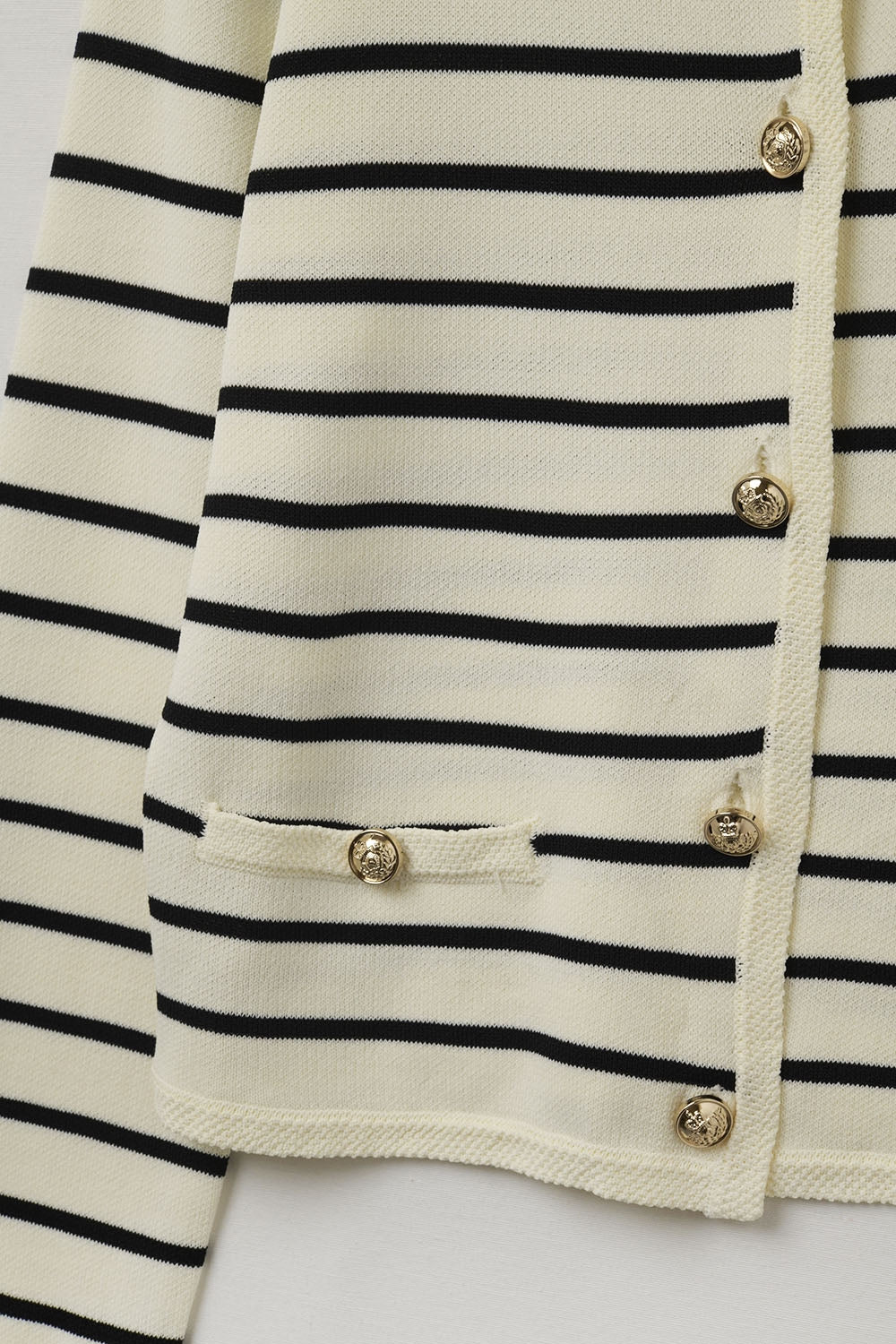 Crèmekleurige cardigan met zwarte strepen en gouden knopen