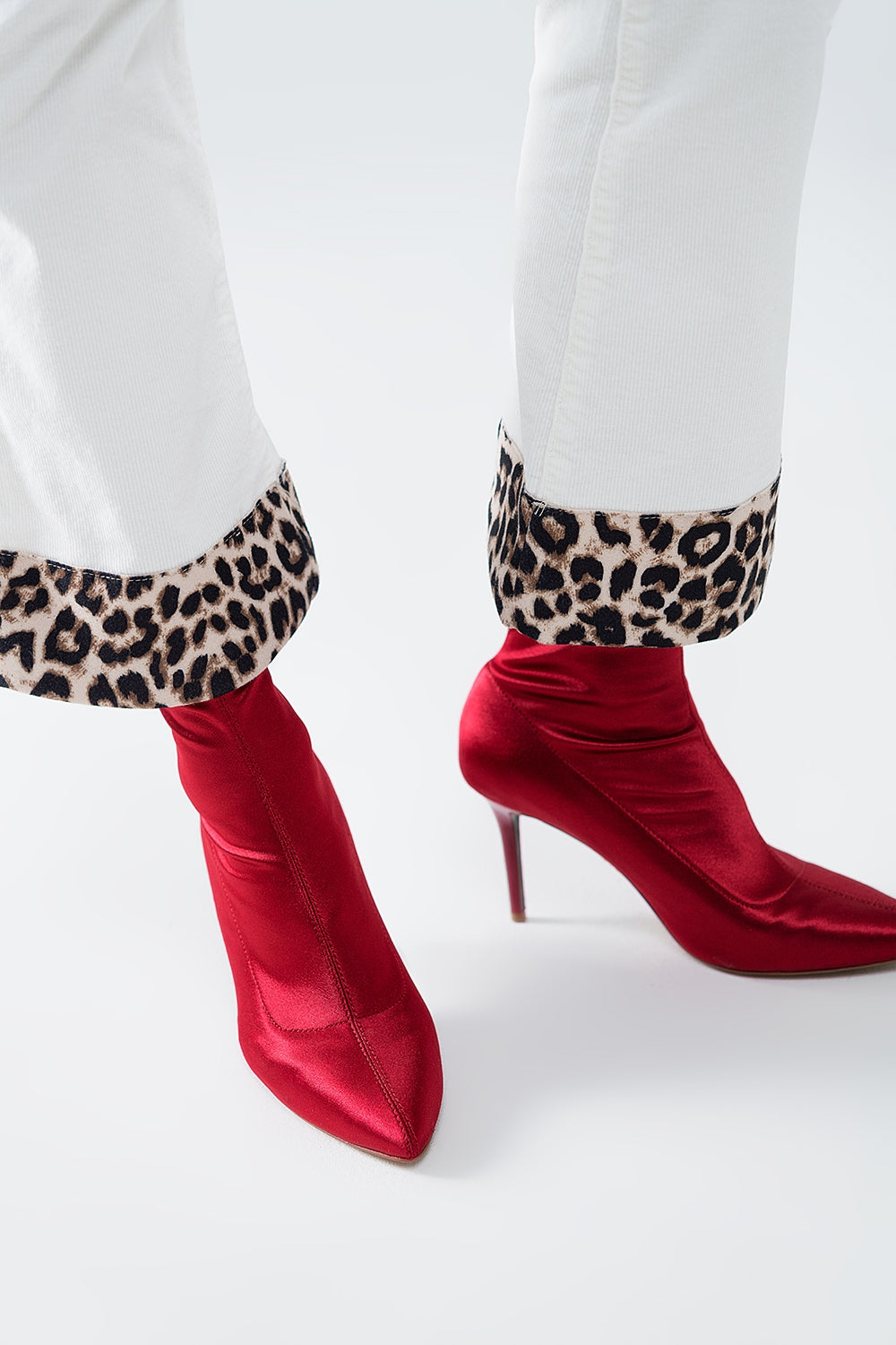 Crèmekleurige corduroy flared broek met luipaardprint aan de onderkant