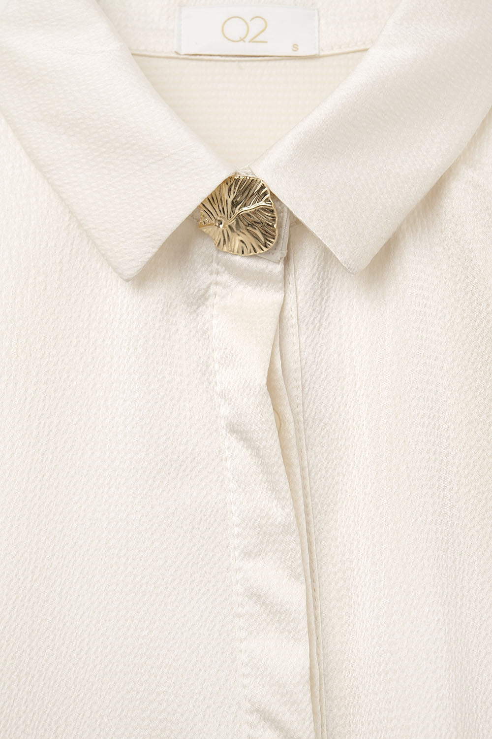 Camisa curta de cetim texturizado creme