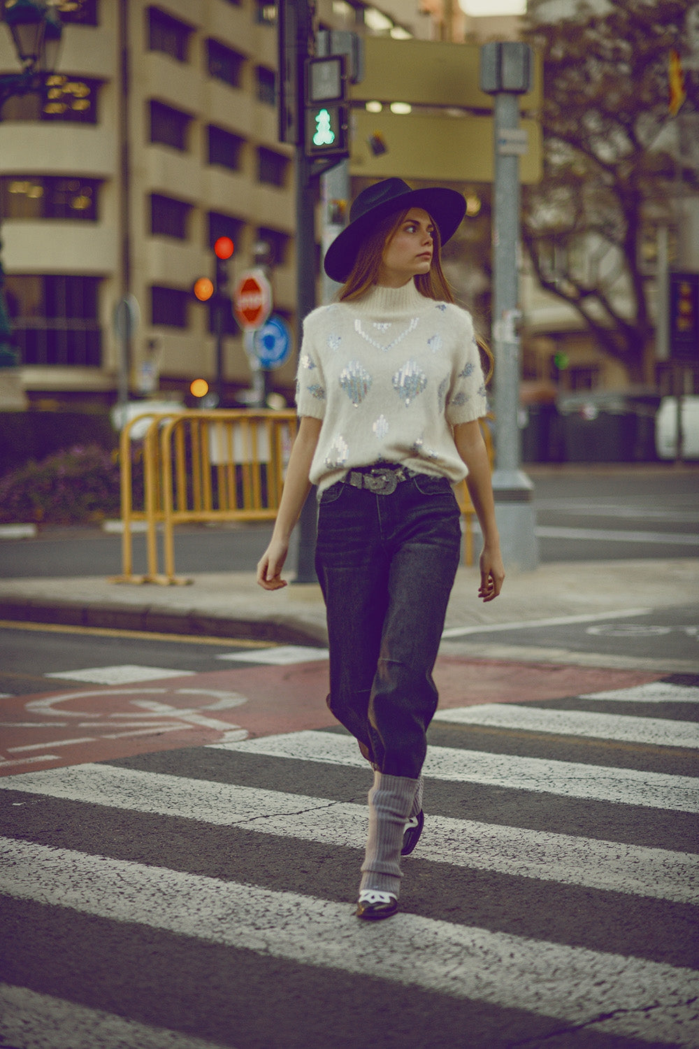 Camisola creme de manga curta com detalhes em lantejoulas