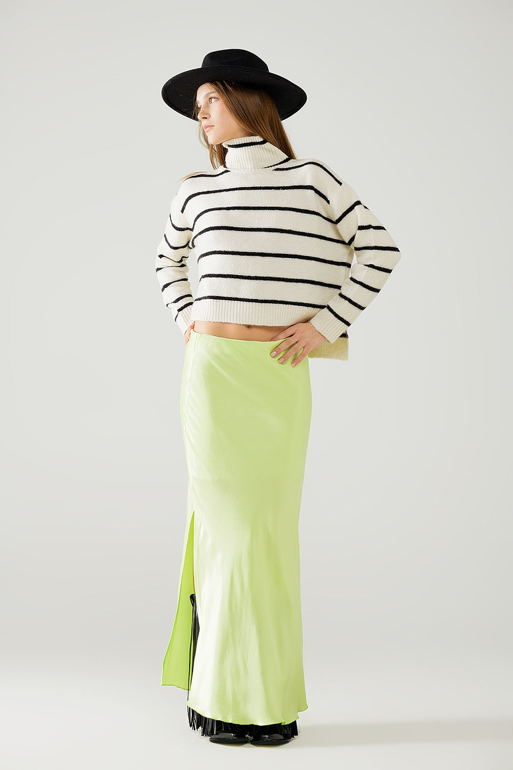 Crèmekleurige gestreepte trui in zwart met hoge hals