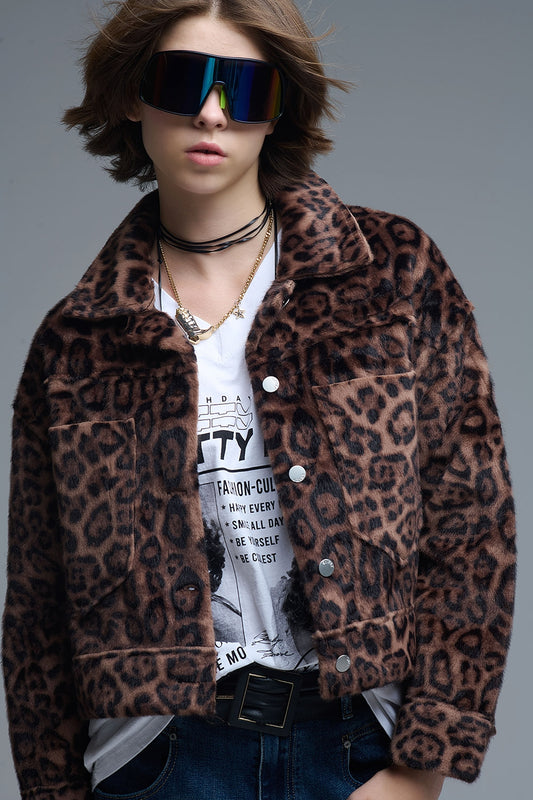 Q2 Cropped button-up faux fuzzy jacket in bold leopard print