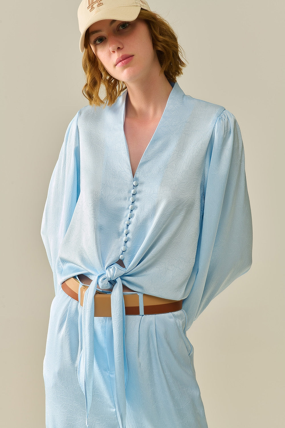Camisa curta com botões em azul com nó