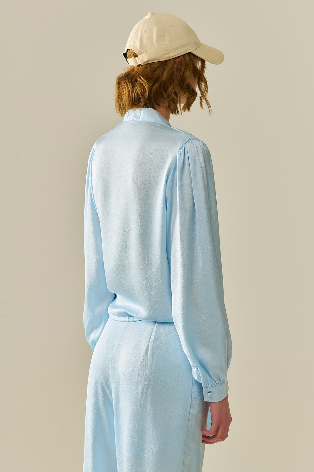 Camisa curta com botões em azul com nó