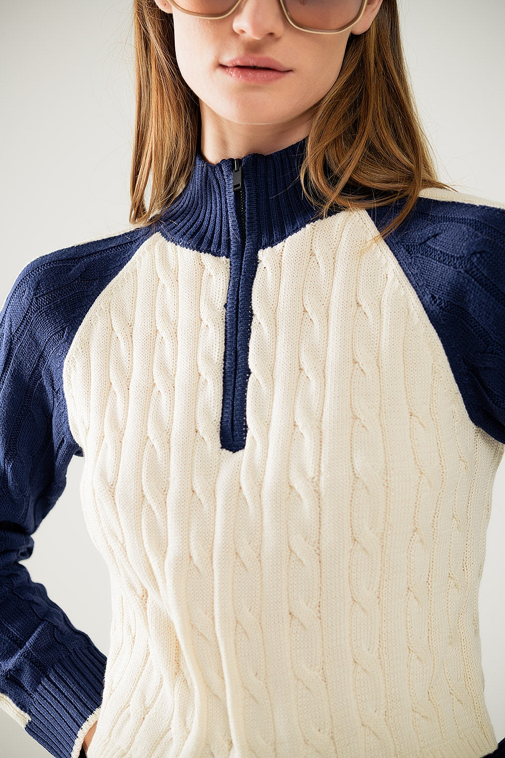 cropped wit en marineblauwe trui met rits in de hals