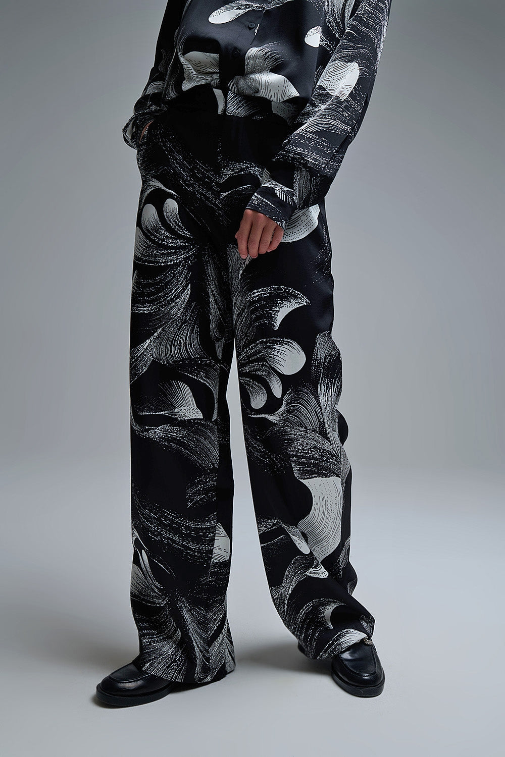 Elegant Printed Black Wide-Leg Pants in satin fabric