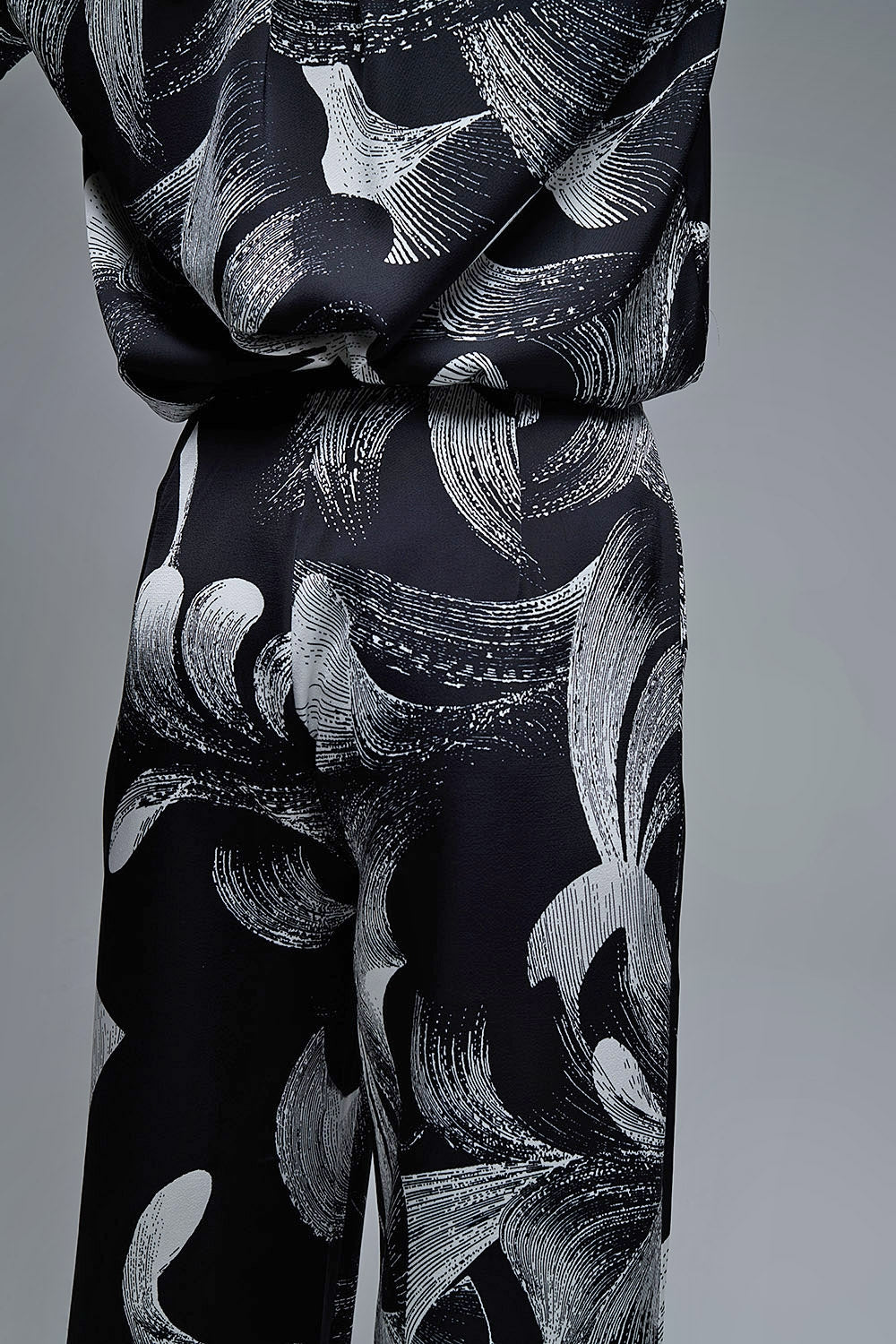 Elegant Printed Black Wide-Leg Pants in satin fabric