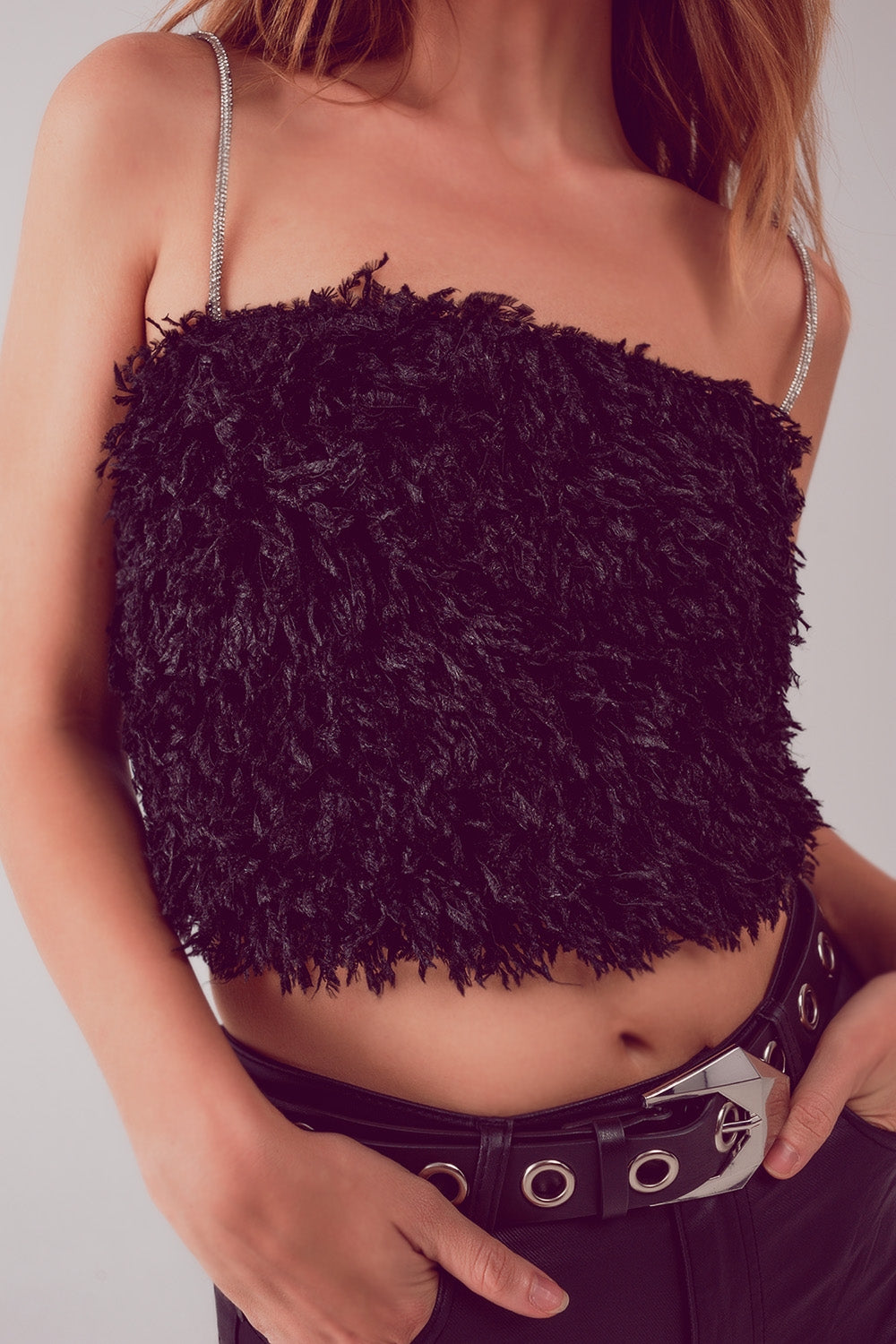 Camisola curta com penas falsas em preto