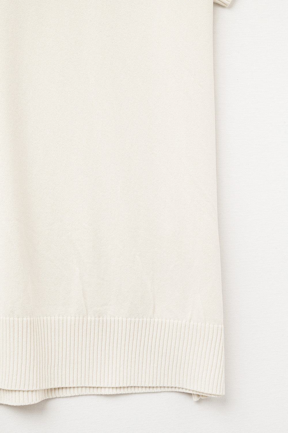 fijngebreid poloshirt in beige met korte mouwen