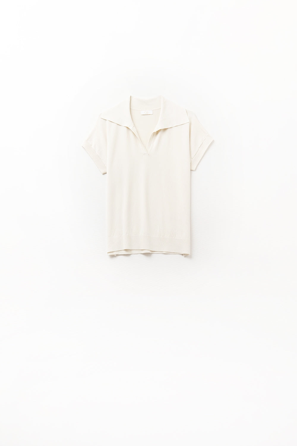 fijngebreid poloshirt in beige met korte mouwen