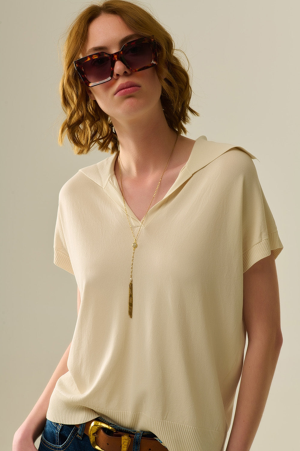 Q2 fine knit polo shirt in beige with short sleeves