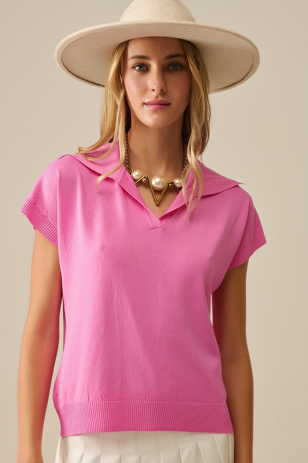 Q2 Fine Knit Polo-Style Short Sleeve Top in Fuchsia