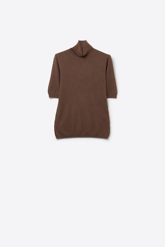 Q2 Fine knit sweater in brown with a high neck and elbow-length sleeves