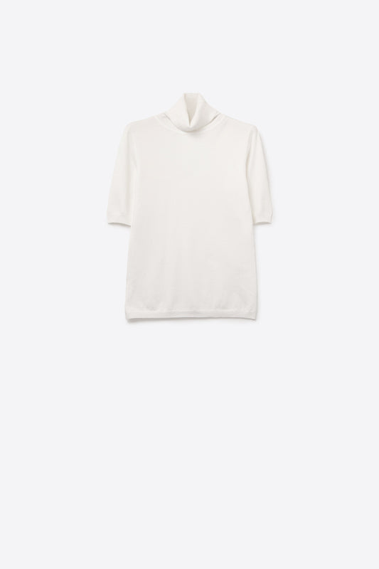 Q2 Fine knit sweater in white with a high neck and elbow-length sleeves