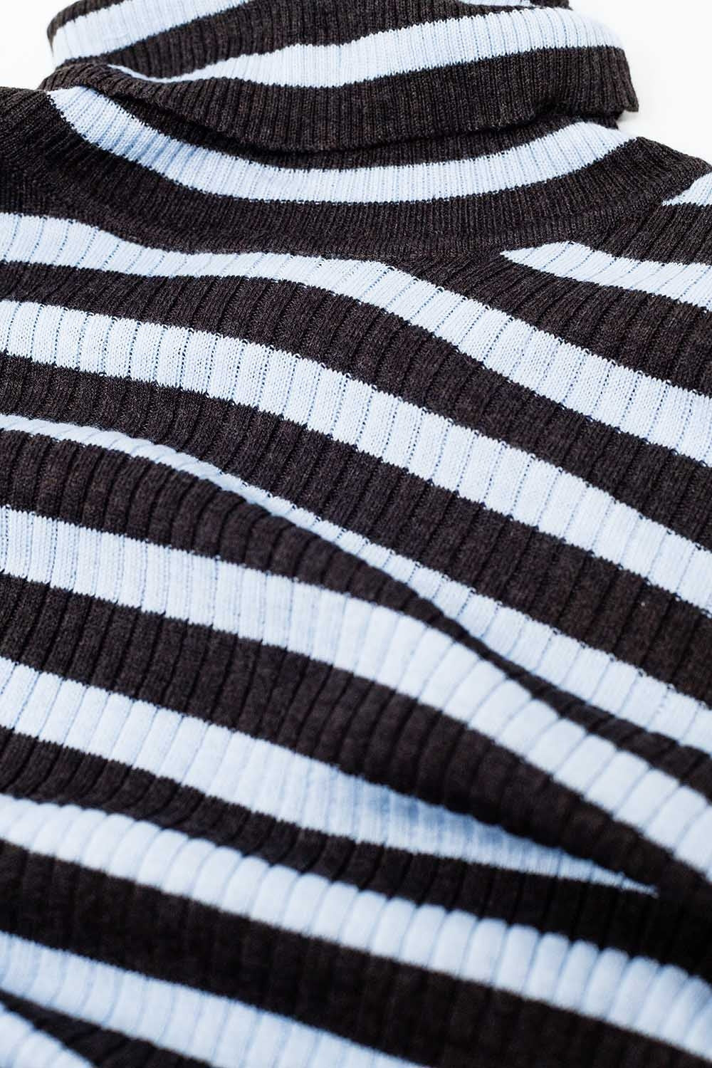 Fijn gebreide wollen trui met blauwe en bruine strepen