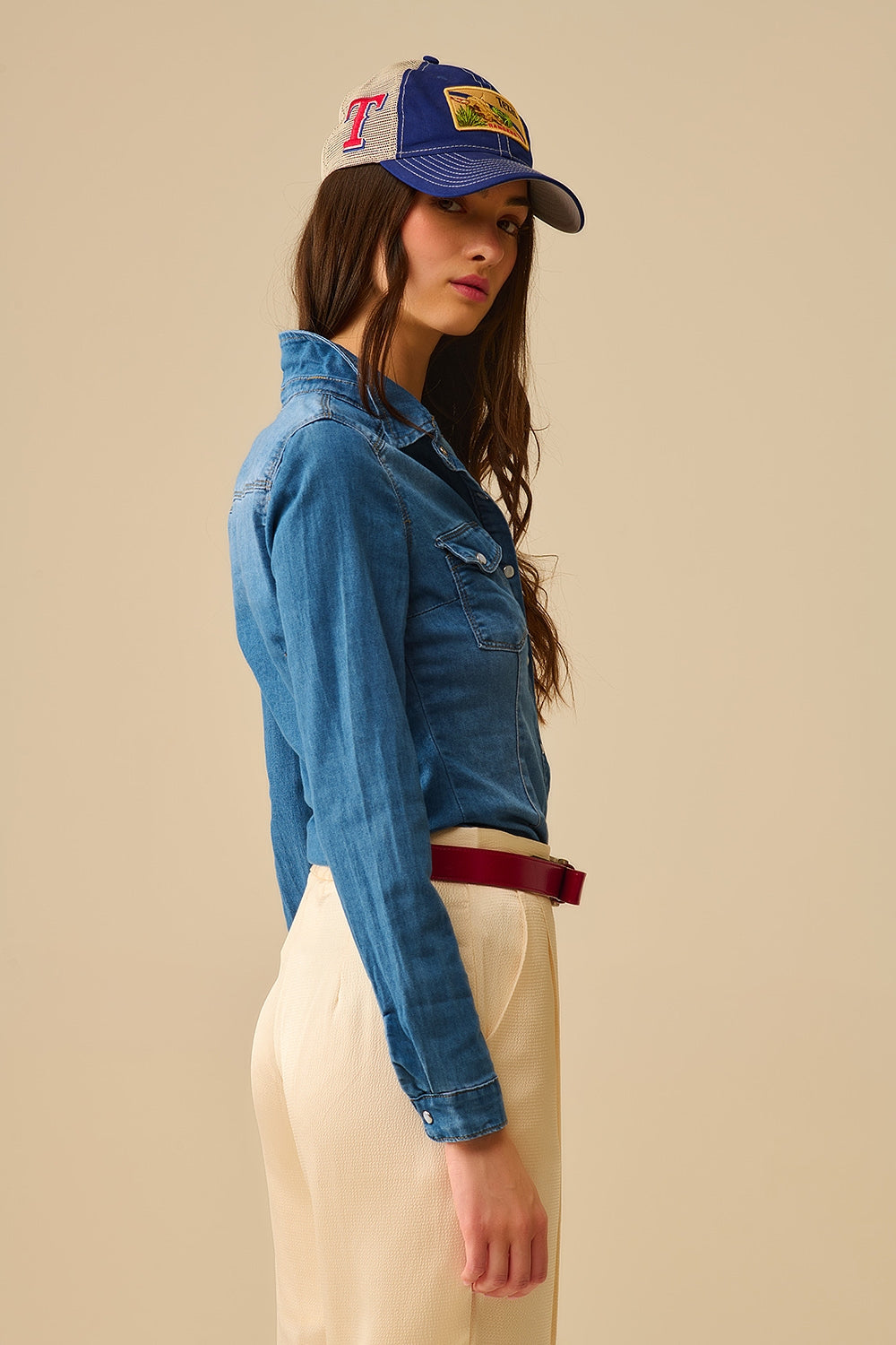 Camisa de ganga elástica justa com bolsos no peito