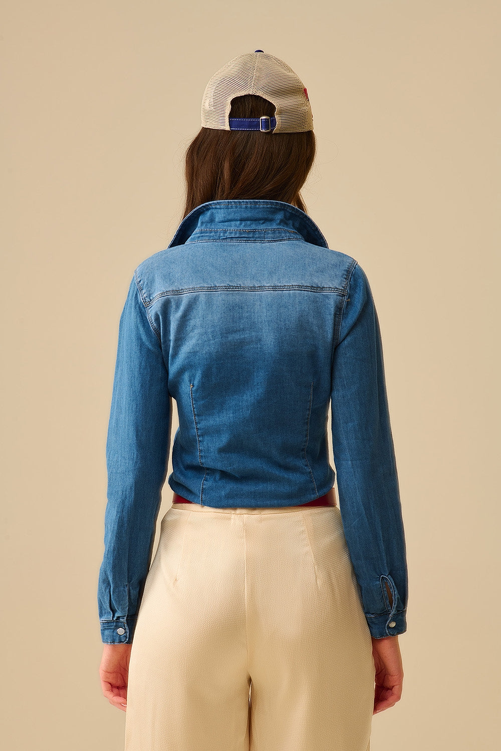 Camisa de ganga elástica justa com bolsos no peito