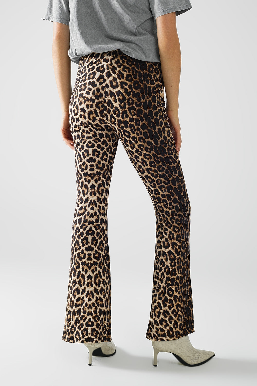 Leggings flare em spandex com estampado de leopardo