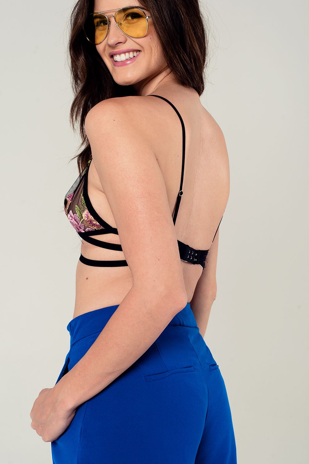 Triangelbeha met bloemenpatroon in zwart