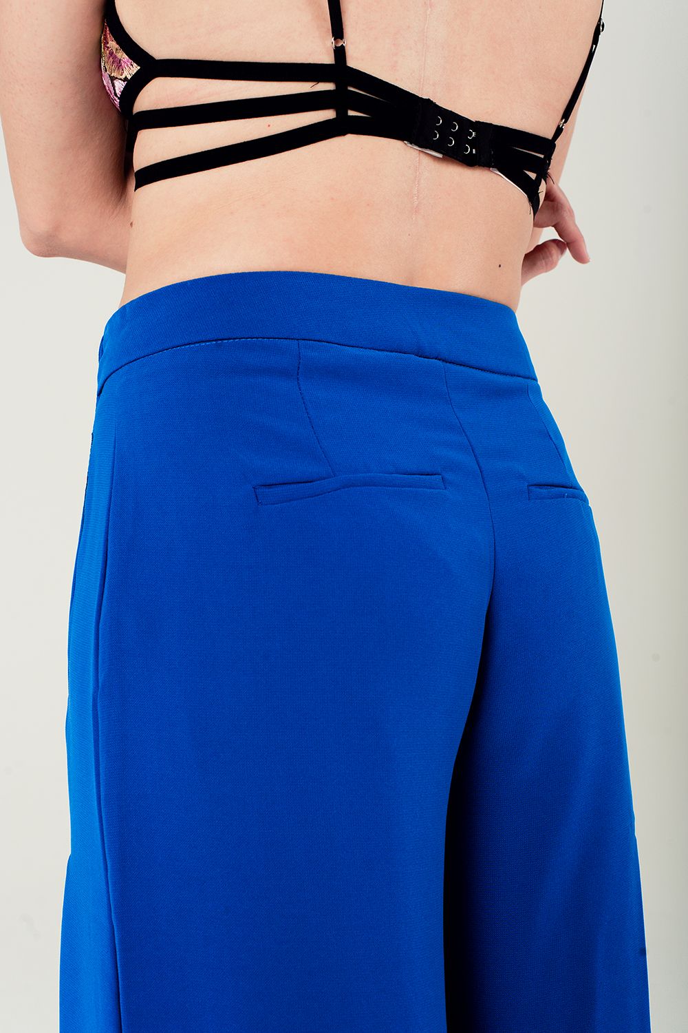 Triangelbeha met bloemenpatroon in zwart