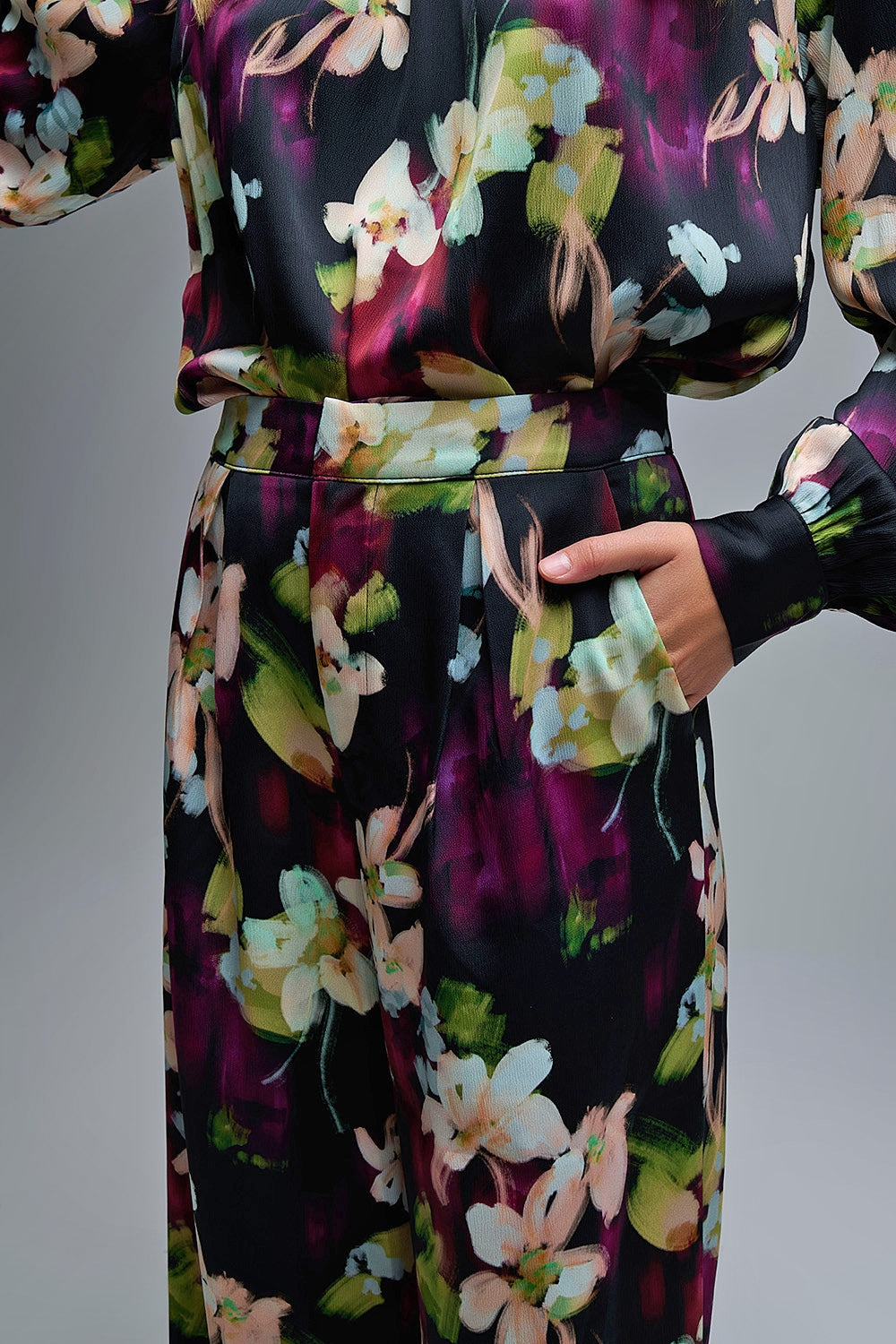 Soepelvallende broek met bloemenprint van satijnen stof met zakken aan de zijkant