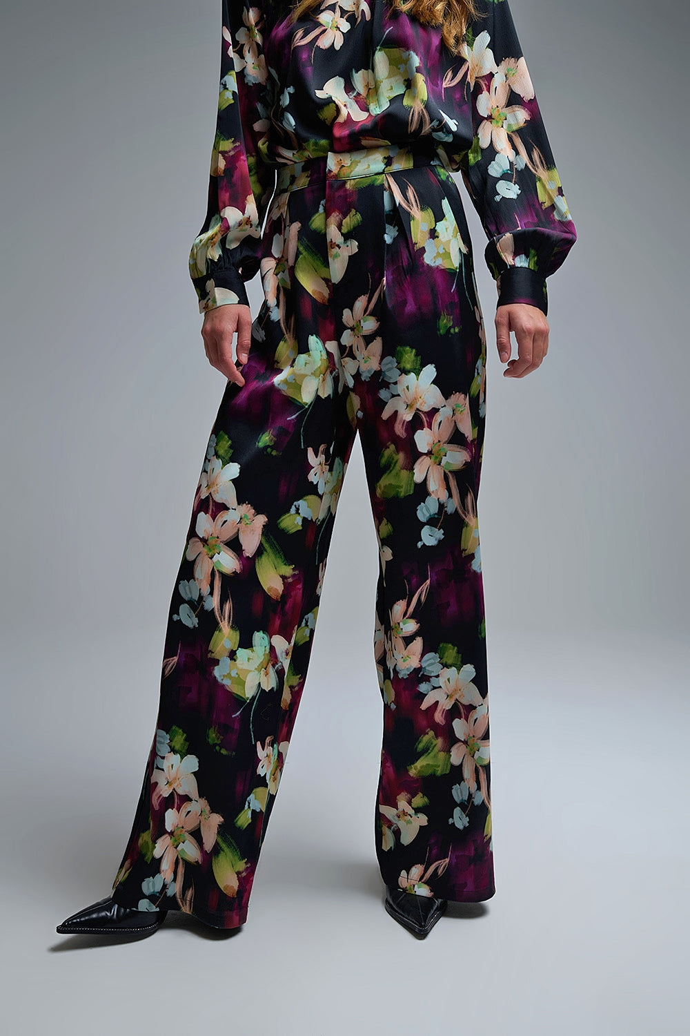 Soepelvallende broek met bloemenprint van satijnen stof met zakken aan de zijkant