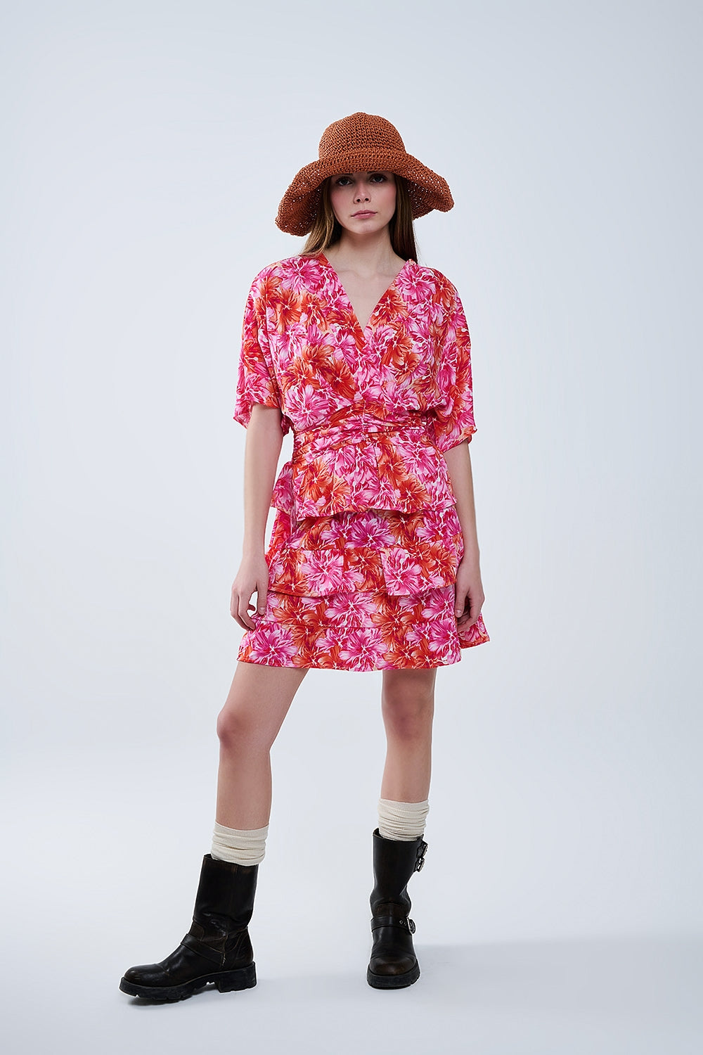 Vestido estampado floral com tons rosa, laranja e vermelho